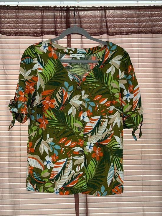 Emily Daniels Tops - 🌴🌞NWOT Linen Blend Green Tropical Button-Front V Neck Women's Top